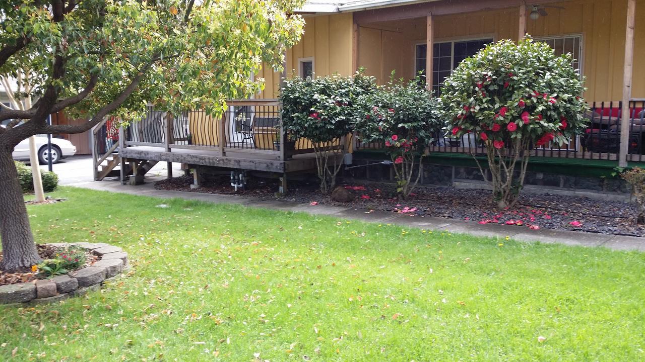 Redwood Inn วิลลิทส์ ภายนอก รูปภาพ